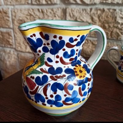 set caraffa e due tazze in ceramica dipinte a mano