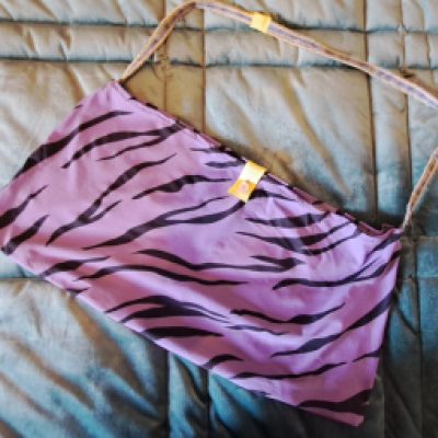 Borsa punk creata da un vecchio vestitino e da pezzi di jeans