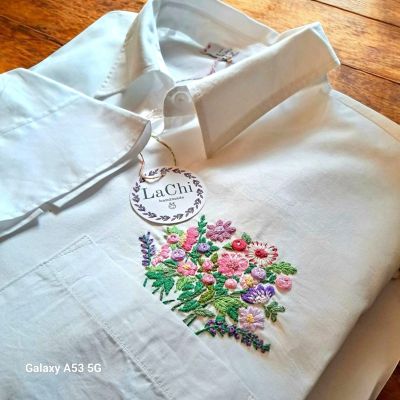 Camicia con fiori colorati ricamati a mano che spuntano dal taschino