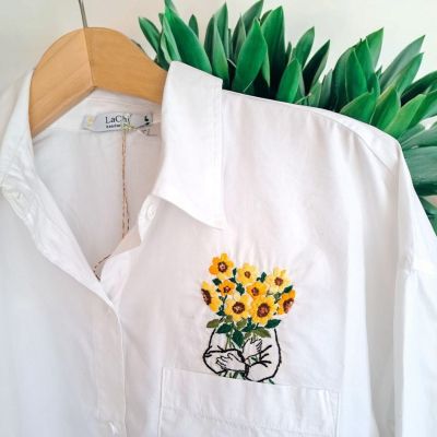 Camicia con fiori ricamati a mano che spuntano dal taschino