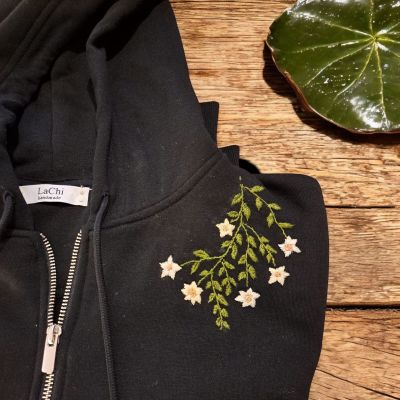 Felpa con fiori ricamati a mano