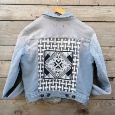 Giubottino in jeans dipinto a mano.
L'idea di personalizzare e dare di nuovo vita a un capo che non si usa più potrebbe essere un piccolo contributo per diminuire l'inquinamento causato ogni giorno dai rifiuti tessili. Se ci pensiamo, quante volte abbiam