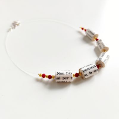Collana di libri e cristalli rossi