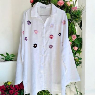 Camicia lino con margherite colorate ricamate a mano