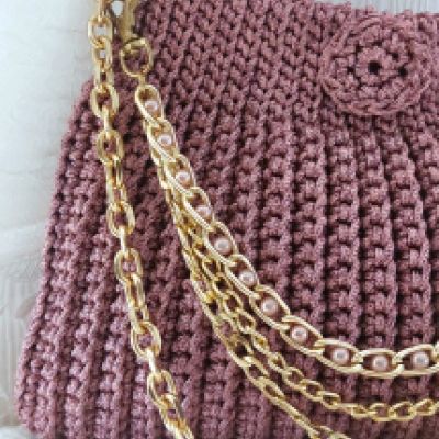 BORSA CON CATENE E PERLINE