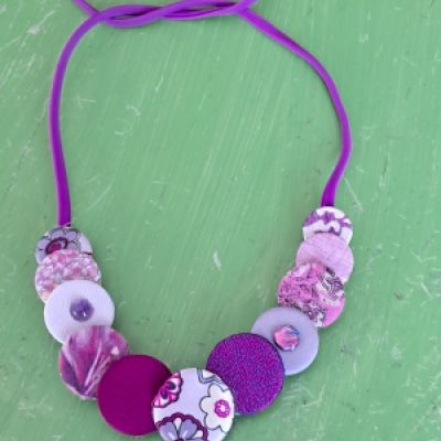 Collana in cordino elastico e bottoni ricoperti con stoffa riciclata