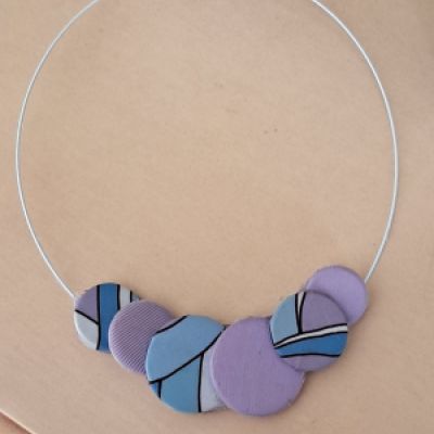 Collana di bottoni ricoperti di stoffa riciclata colore glicine