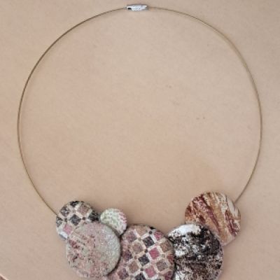 Collana  girocollo di bottoni ricoperti con stoffa riciclata 