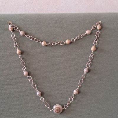 Collana artigianale con catena, perle di Raku e conchiglia centrale