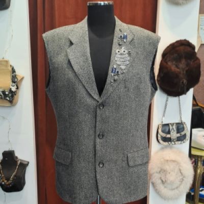 Gilet con spille