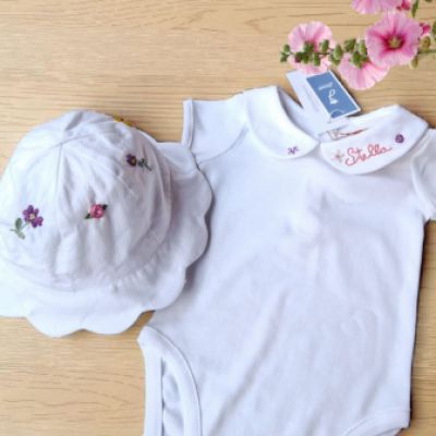 Set nascita: tutina personalizzata e cappellino ricamati a mano