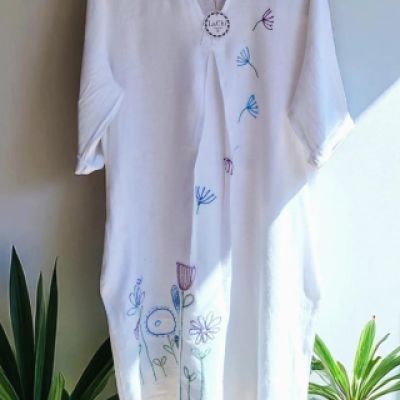 Abito 100% lino con fiori colorati ricamati a mano