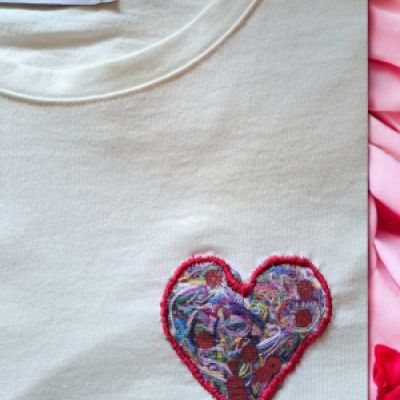 Tshirt con cuore ricamato a mano