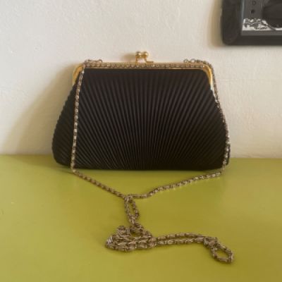 Borsa da sera in satin con tracolla in metallo