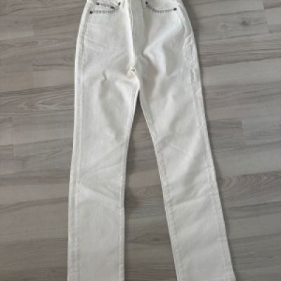 jeans bianco con cuciture a rilievo
