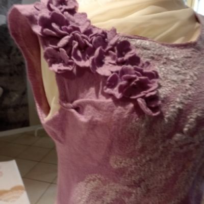 Canotta senza maniche in feltro e seta con decorazioni 