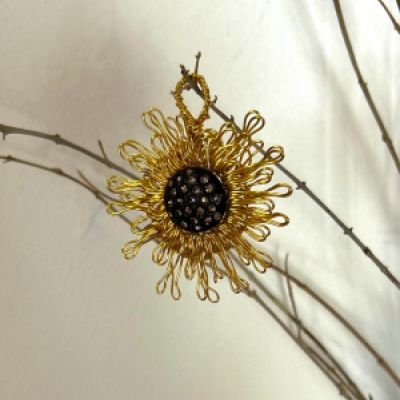 Ciondolo in metallo e pietre