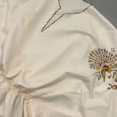 Blusa sartoriale con ricami pavone