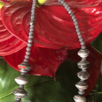 Collana con perle di carta