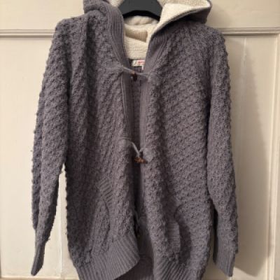 Maglione grigio con cappuccio