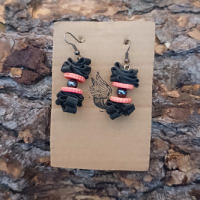 Orecchini artigianali in camera d'aria riciclata con perlina e dettagli rosa