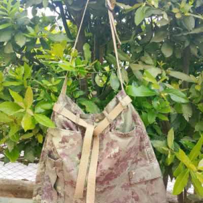 borsa realizzata con vecchi pantaloni militari