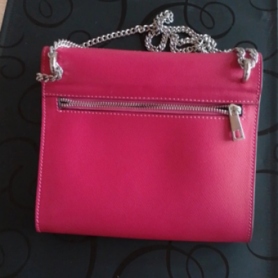 Borsa a tracolla DADA fucsia con catena argento