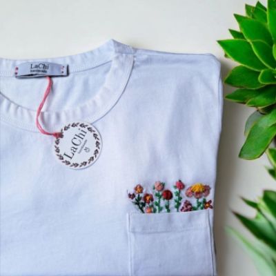 Tshirt ricamata a mano con fiori che spuntano dal taschino